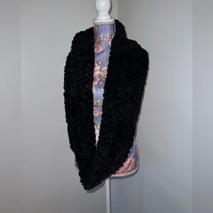 🛍️ Black Faux Fur Infinity Scarf
